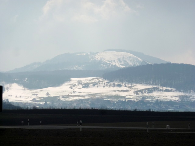 Blick von Calden auf den Hohen Dörnberg