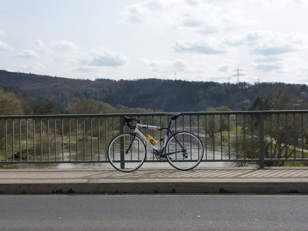 Rennrad an einem Brückengeländer