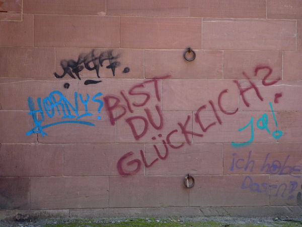 Graffiti an der Alten Brücke in Frankfurt-Sachsenhausen: „Bist du Glücklich?“