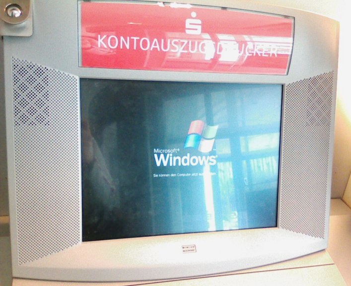 Ein Kontoauszugdrucker der Kasseler Sparkasse mit Windows XP: „Sie können den Computer jetzt ausschalten.“