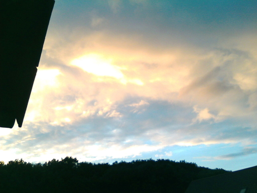 Spätsommerlicher Sonnenuntergang vor dem Haus mit prächtigem Farbenspiel am Himmel