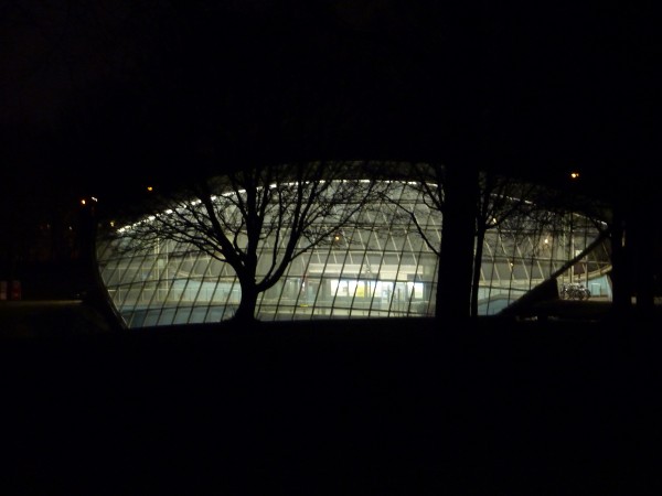 U-Bahnstation St.-Quirin-Platz in München bei Dunkelheit