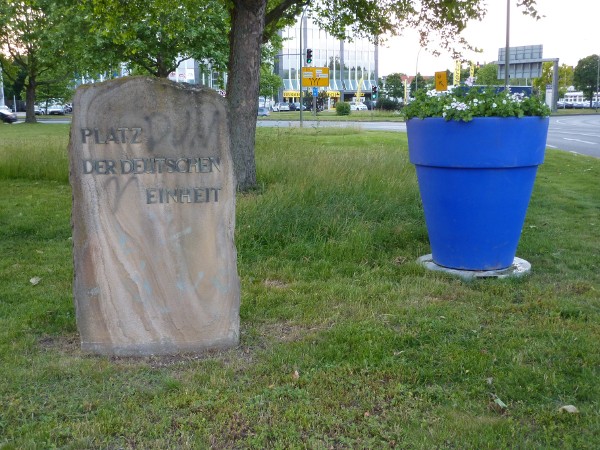 Blau-violetter Blumentopf auf dem Kreisel (Platz der Deutschen Einheit)