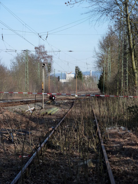 Abgeklemmtes Gleis in der Ausfahrt des Bahnhofs Kassel-Niederzwehren in Richtung Wilhelmshöhe