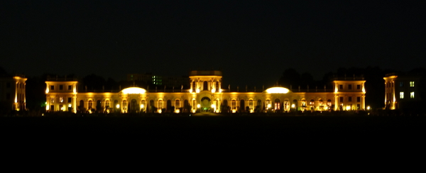 Das Schloss Orangerie in Kassel Ende Juni kurz nach Mitternacht.